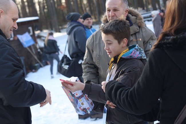 Zbierali datki w lodowatej wodzie - zdjęcia