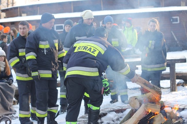 Zbierali datki w lodowatej wodzie - zdjęcia