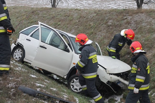 Jechała za szybko, wypadła z drogi? - zdjęcia