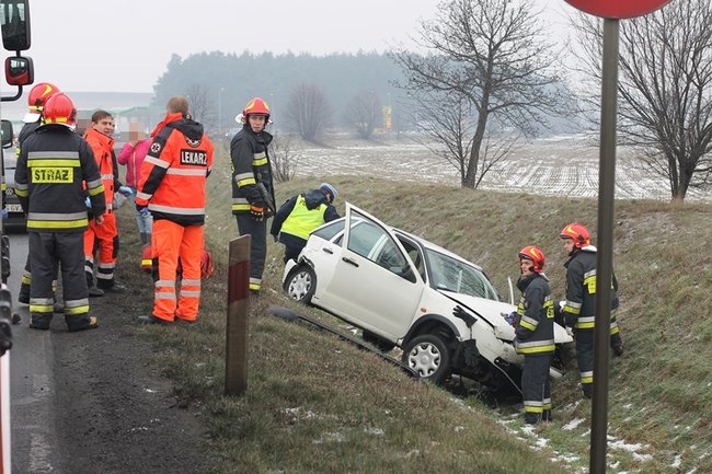 Jechała za szybko, wypadła z drogi? - zdjęcia