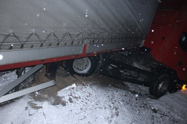Tir zablokował drogę - zdjęcia