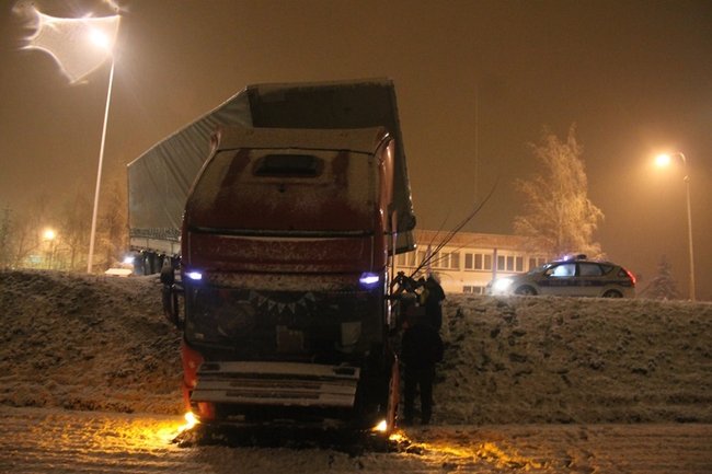 Tir zablokował drogę - zdjęcia