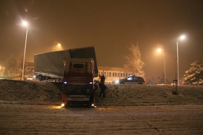 Tir zablokował drogę - zdjęcia