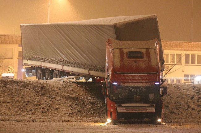 Tir zablokował drogę - zdjęcia