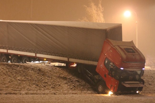 Tir zablokował drogę - zdjęcia