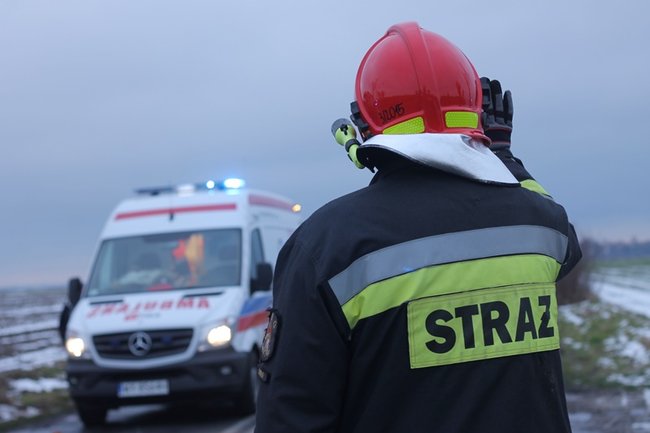 Siła uderzenia wyrzuciła ich w pole - zdjęcia