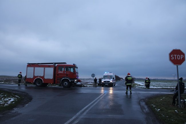 Siła uderzenia wyrzuciła ich w pole - zdjęcia