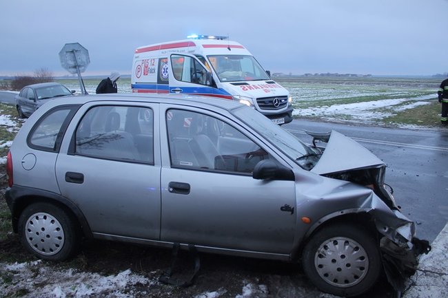 Siła uderzenia wyrzuciła ich w pole - zdjęcia