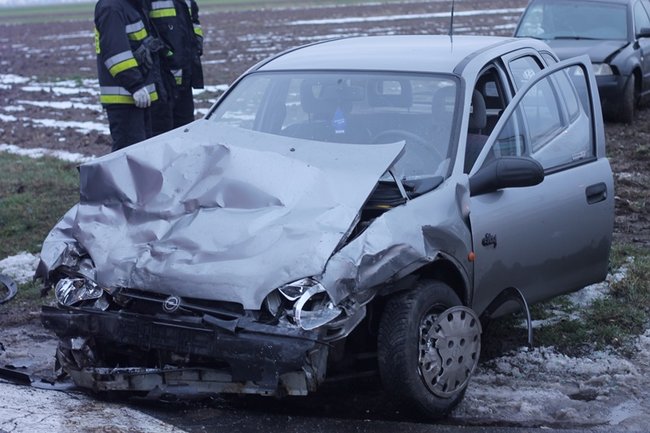 Siła uderzenia wyrzuciła ich w pole - zdjęcia