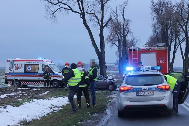 Siła uderzenia wyrzuciła ich w pole - zdjęcia