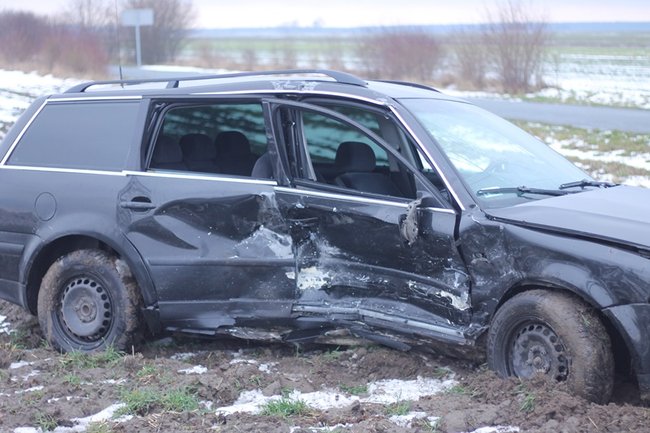 Siła uderzenia wyrzuciła ich w pole - zdjęcia