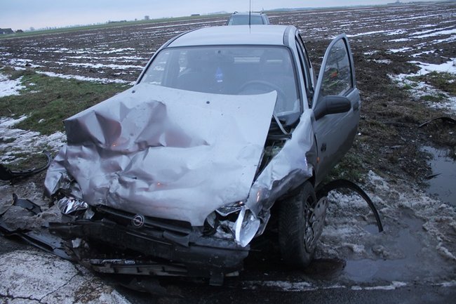 Siła uderzenia wyrzuciła ich w pole - zdjęcia