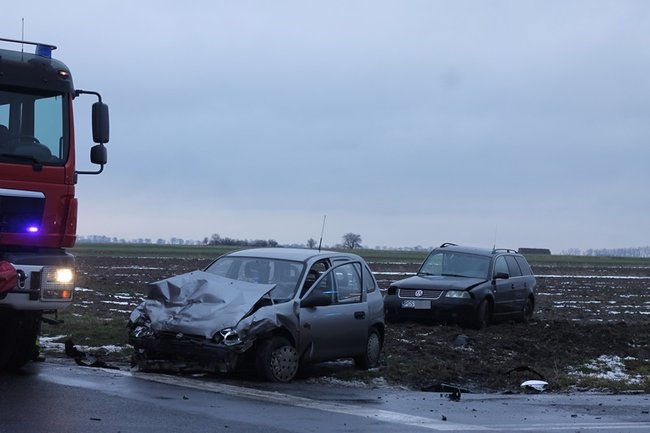 Siła uderzenia wyrzuciła ich w pole - zdjęcia