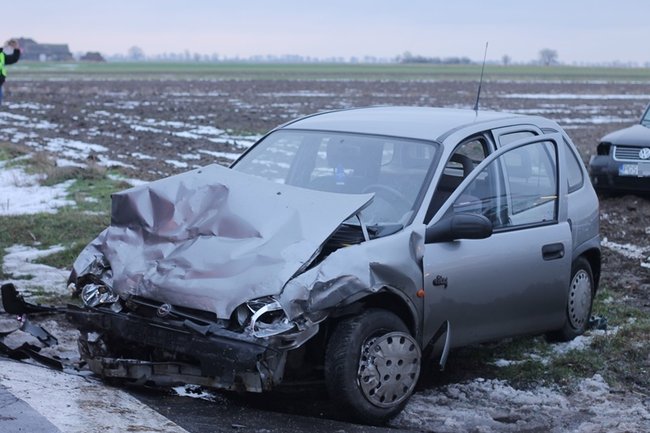 Siła uderzenia wyrzuciła ich w pole - zdjęcia