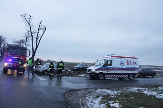 Siła uderzenia wyrzuciła ich w pole - zdjęcia