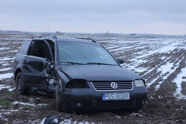 Siła uderzenia wyrzuciła ich w pole - zdjęcia