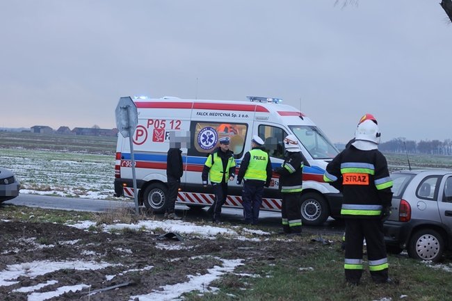 Siła uderzenia wyrzuciła ich w pole - zdjęcia
