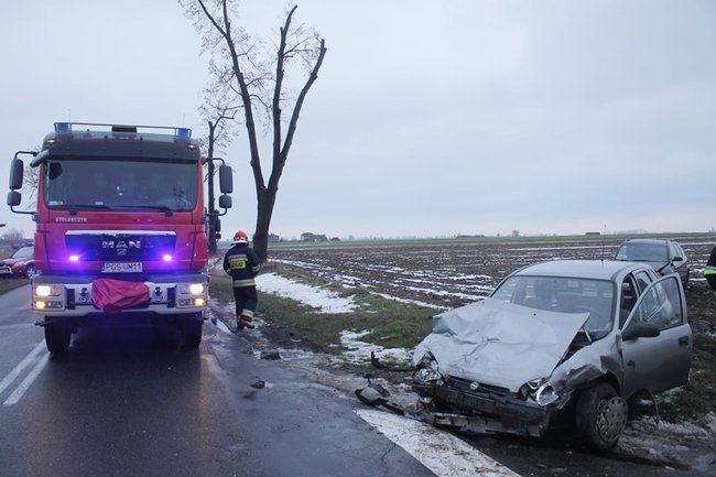 Siła uderzenia wyrzuciła ich w pole - zdjęcia