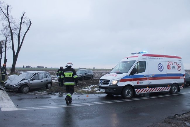 Siła uderzenia wyrzuciła ich w pole - zdjęcia