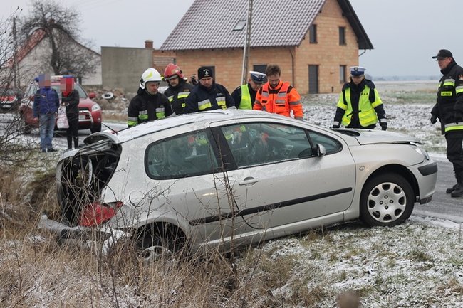 Wpadła w poślizg, dachowała w rowie