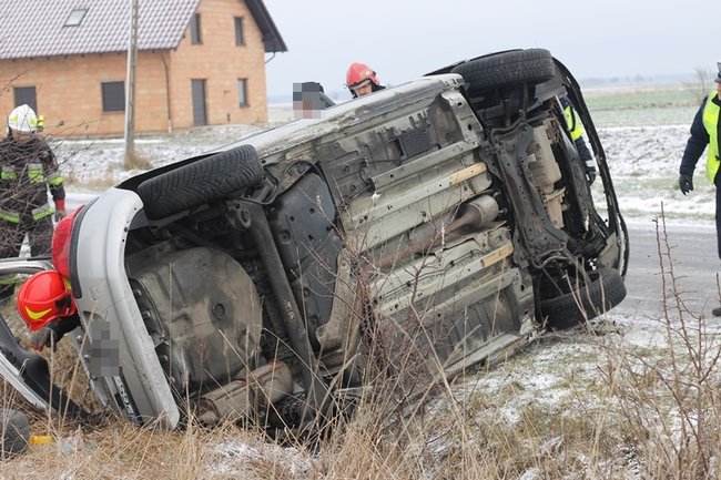 Wpadła w poślizg, dachowała w rowie