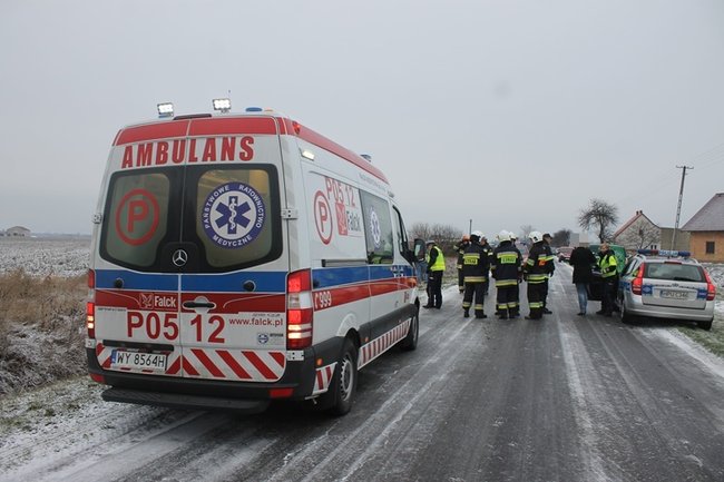 Wpadła w poślizg, dachowała w rowie
