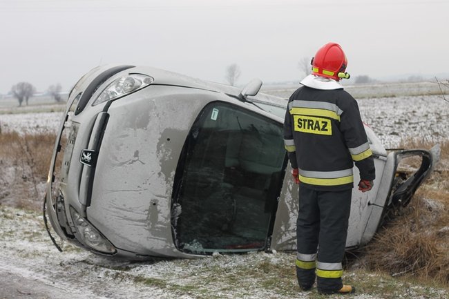 Wpadła w poślizg, dachowała w rowie