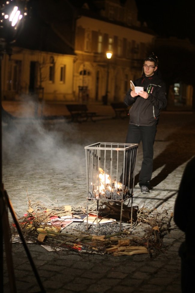 Książki płonęły na rynku - zdjęcia