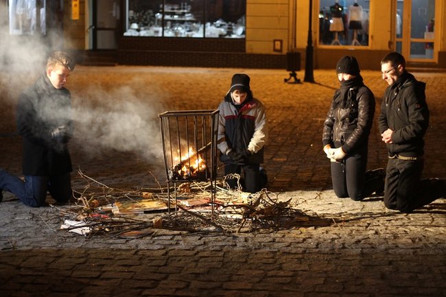 Książki płonęły na rynku - zdjęcia