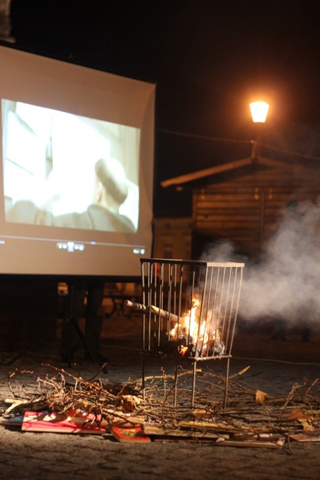 Książki płonęły na rynku - zdjęcia