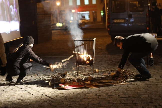 Książki płonęły na rynku - zdjęcia