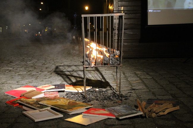 Książki płonęły na rynku - zdjęcia