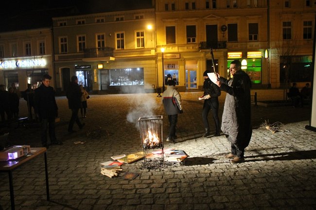 Książki płonęły na rynku - zdjęcia