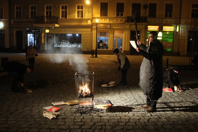 Książki płonęły na rynku - zdjęcia