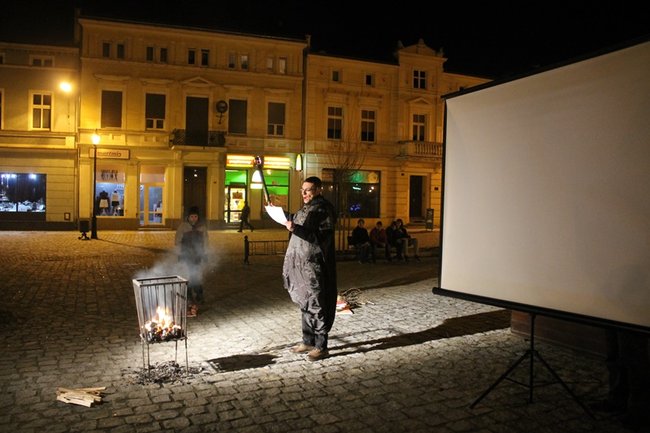 Książki płonęły na rynku - zdjęcia