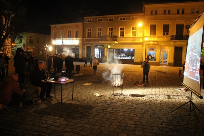 Książki płonęły na rynku - zdjęcia