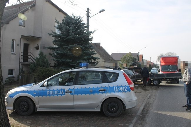 Przyczepa uderzyła w opla - zdjęcia