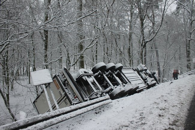 Ciężarówka z mięsem w rowie - zdjęcia
