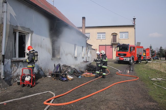 Pożar mieszkania w Pogorzeli - zdjęcia