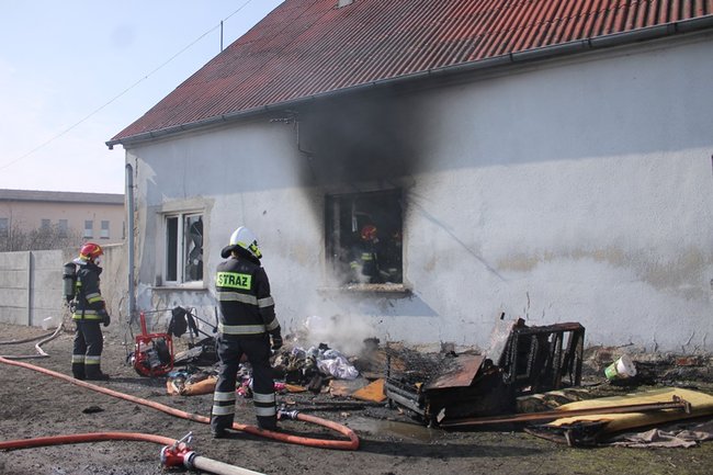Pożar mieszkania w Pogorzeli - zdjęcia