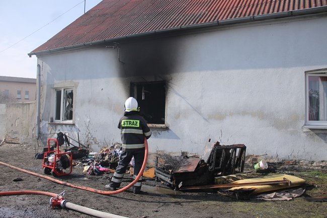 Pożar mieszkania w Pogorzeli - zdjęcia