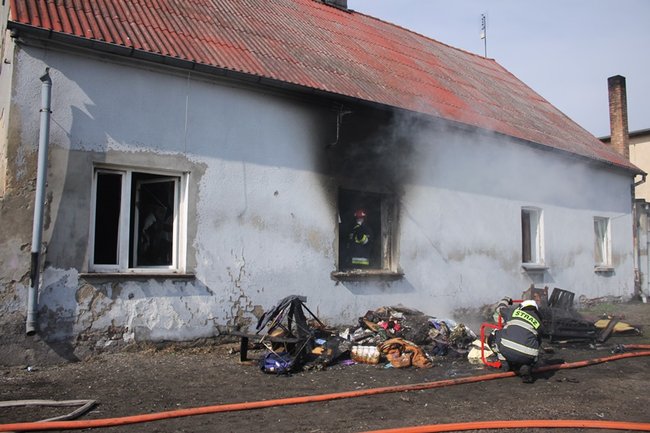 Pożar mieszkania w Pogorzeli - zdjęcia