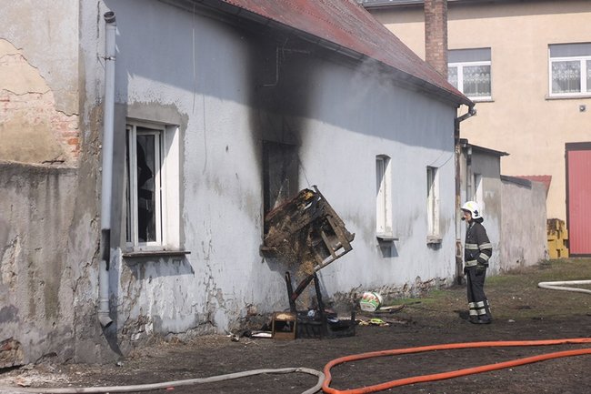 Pożar mieszkania w Pogorzeli - zdjęcia