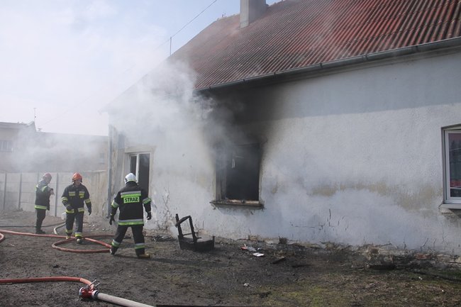 Pożar mieszkania w Pogorzeli - zdjęcia