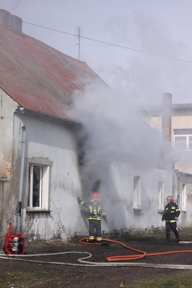 Pożar mieszkania w Pogorzeli - zdjęcia