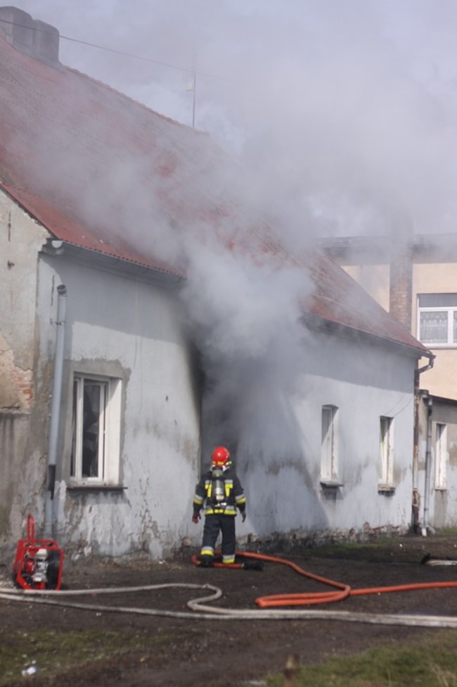 Pożar mieszkania w Pogorzeli - zdjęcia