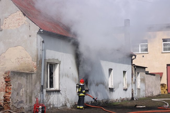 Pożar mieszkania w Pogorzeli - zdjęcia