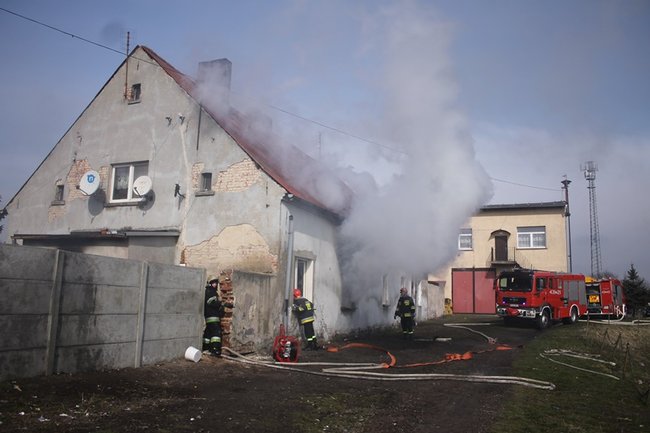 Pożar mieszkania w Pogorzeli - zdjęcia