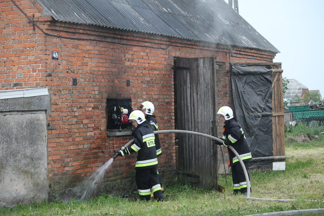 Dwa auta spłonęły w garażu