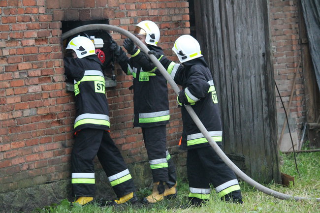 Dwa auta spłonęły w garażu